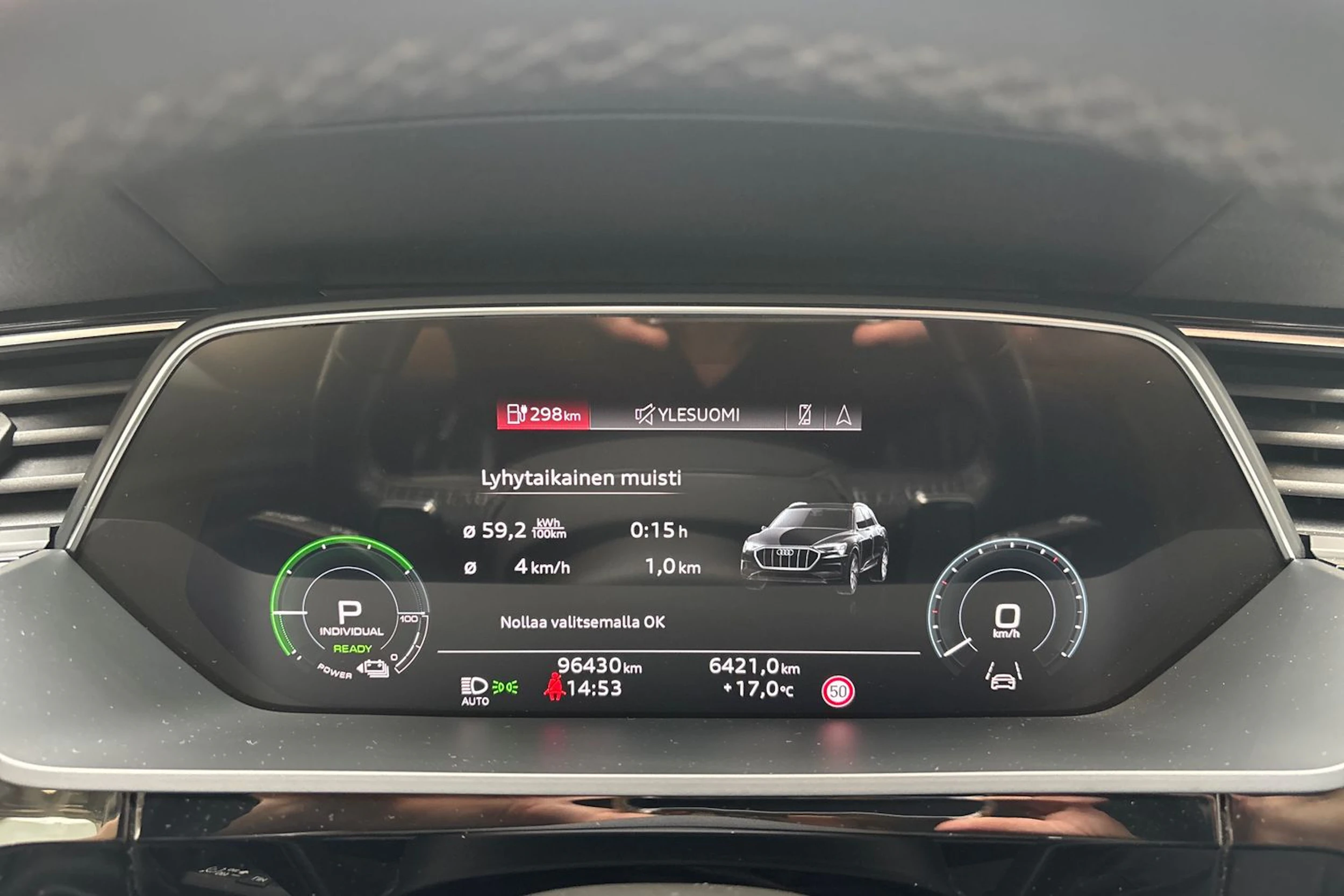 harmaa Audi Q8 e-tron 2024 kuva 24.