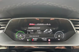 harmaa Audi Q8 e-tron 2024 kuva 24.