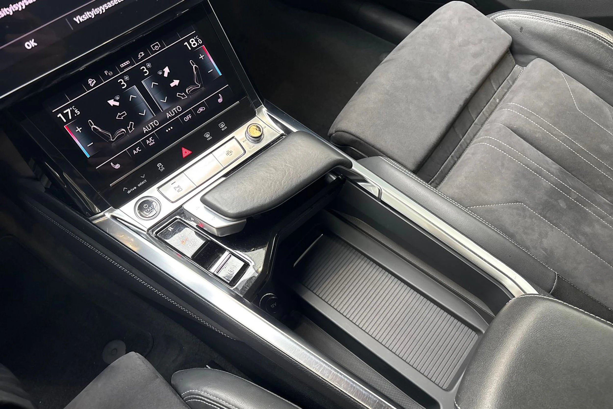 harmaa Audi Q8 e-tron 2024 kuva 26.