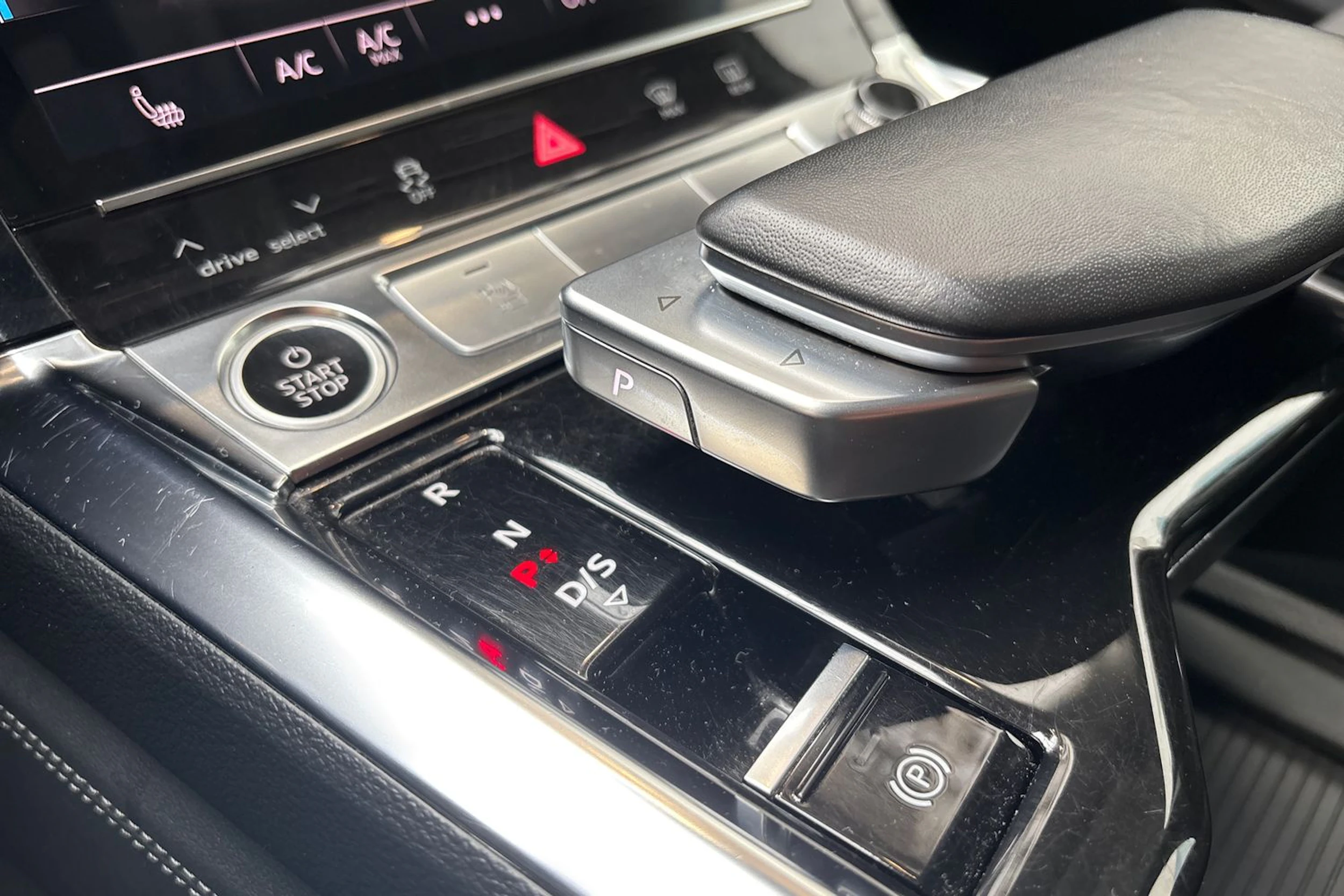 harmaa Audi Q8 e-tron 2024 kuva 27.