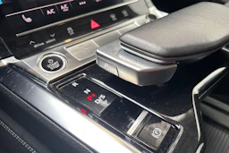 harmaa Audi Q8 e-tron 2024 kuva 27.