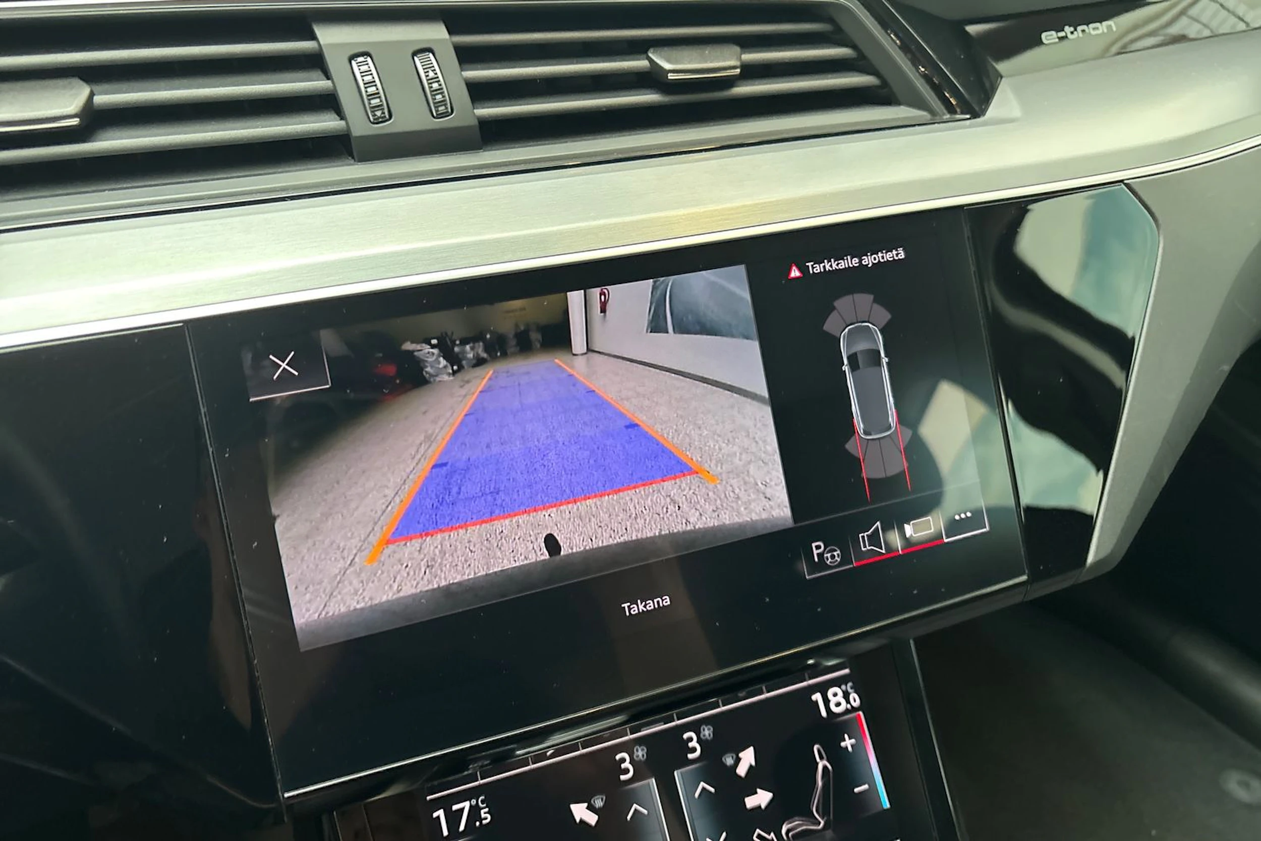 harmaa Audi Q8 e-tron 2024 kuva 28.