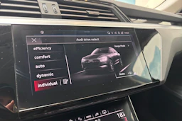 harmaa Audi Q8 e-tron 2024 kuva 30.