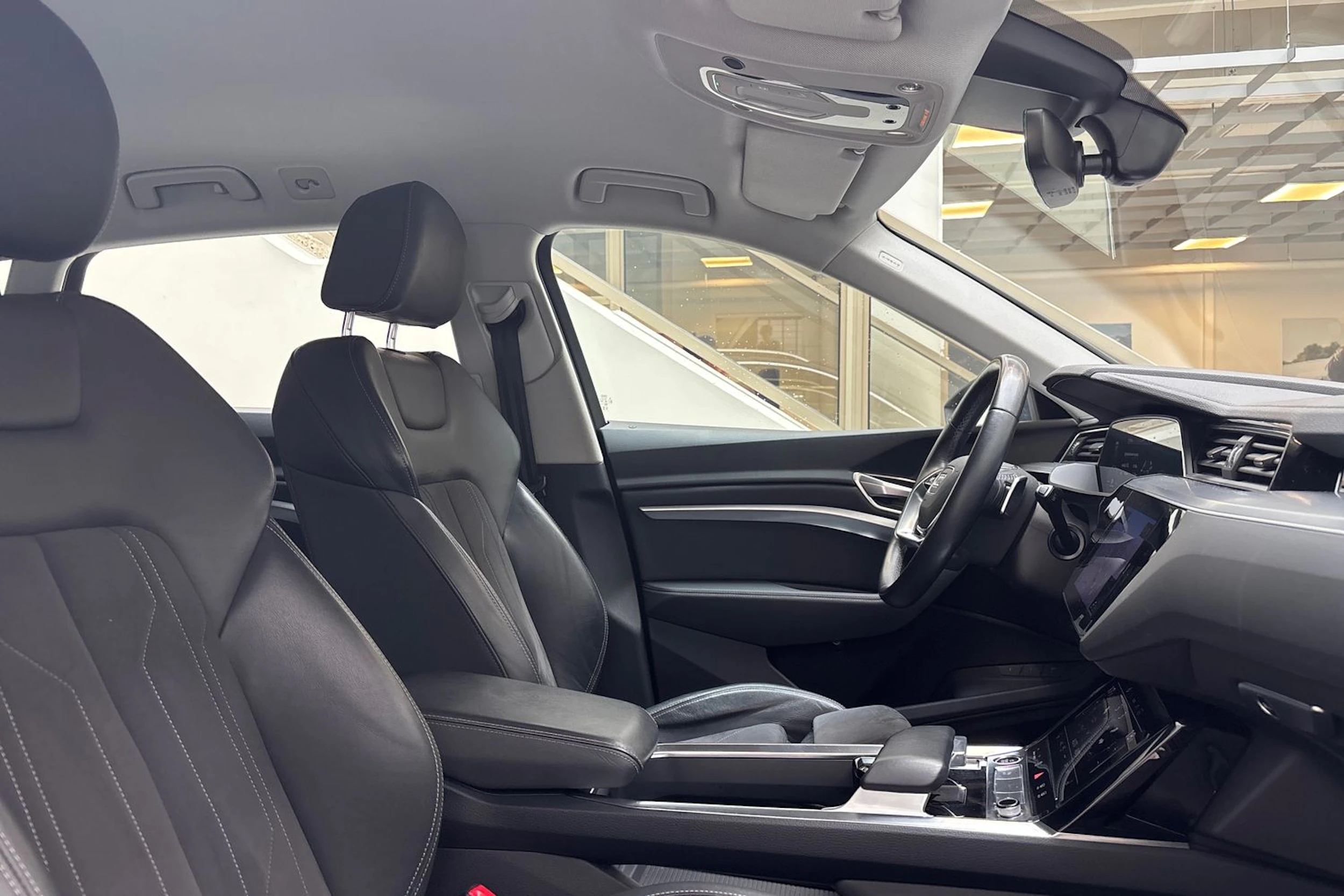 harmaa Audi Q8 e-tron 2024 kuva 32.
