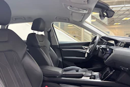 harmaa Audi Q8 e-tron 2024 kuva 32.