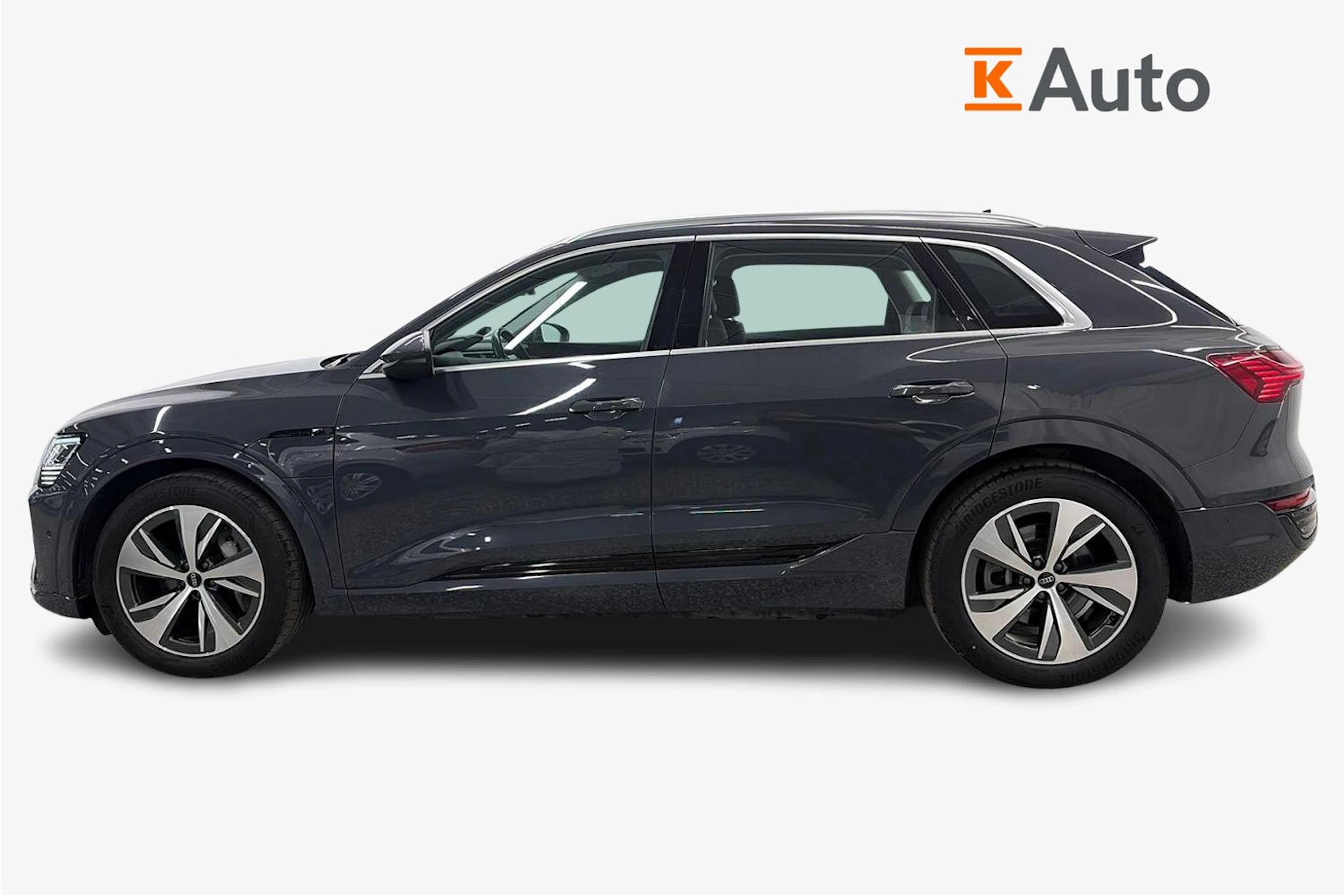 harmaa Audi Q8 e-tron 2024 kuva 5.