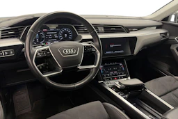 harmaa Audi Q8 e-tron 2024 kuva 6.
