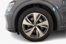 harmaa Audi Q8 e-tron 2024 kuva 9.
