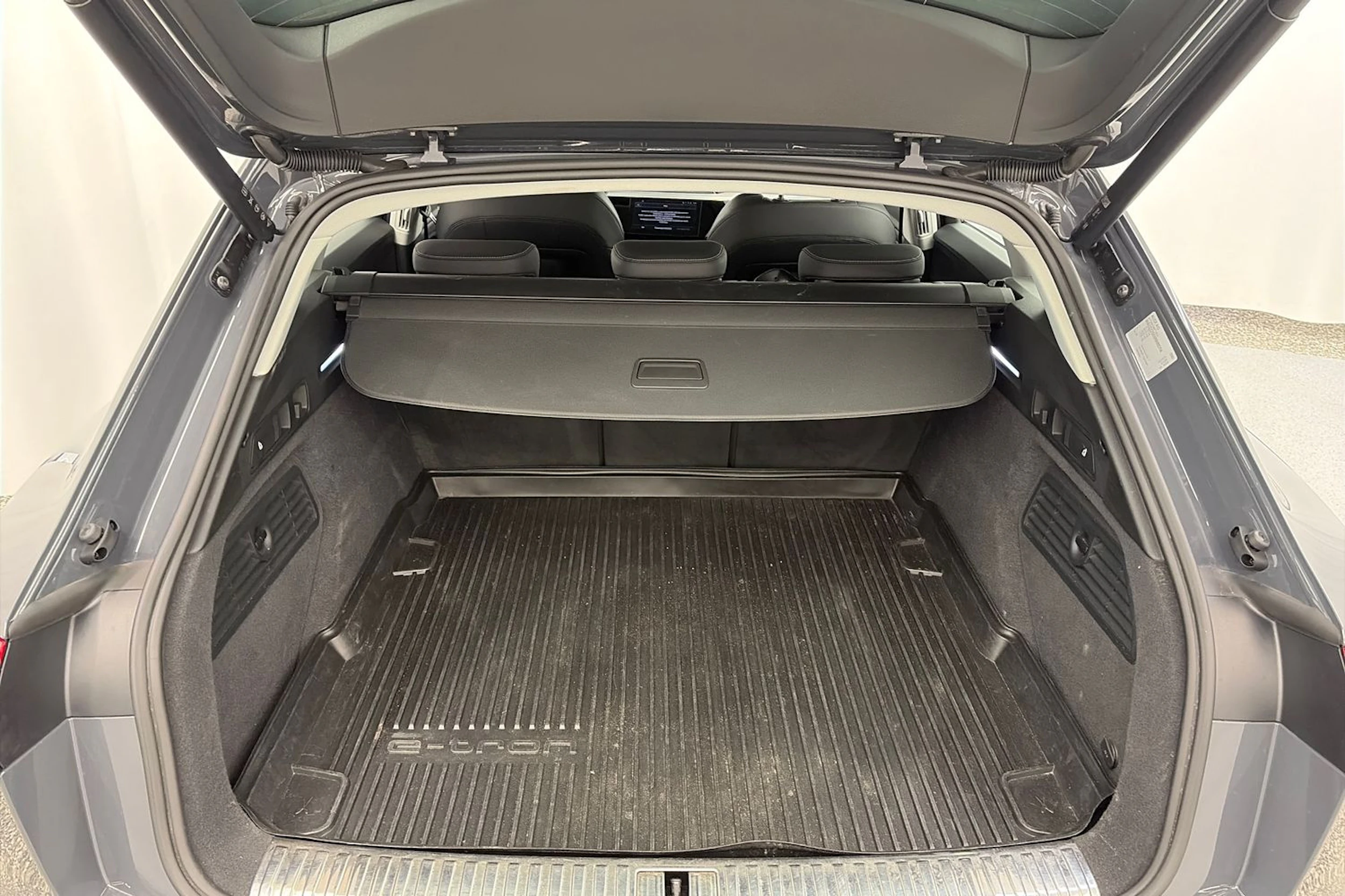 harmaa Audi Q8 e-tron 2024 kuva 11.