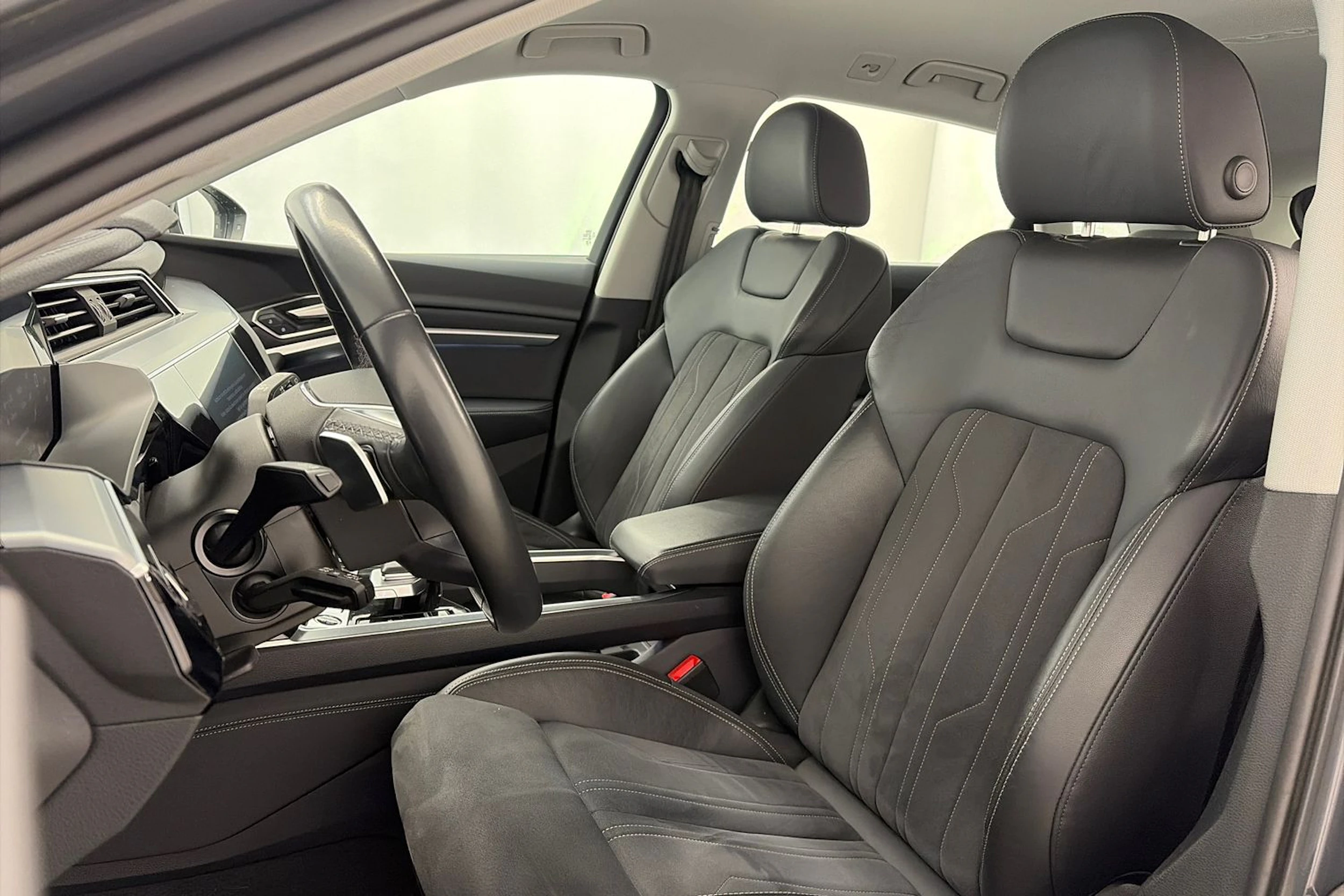 harmaa Audi Q8 e-tron 2024 kuva 13.