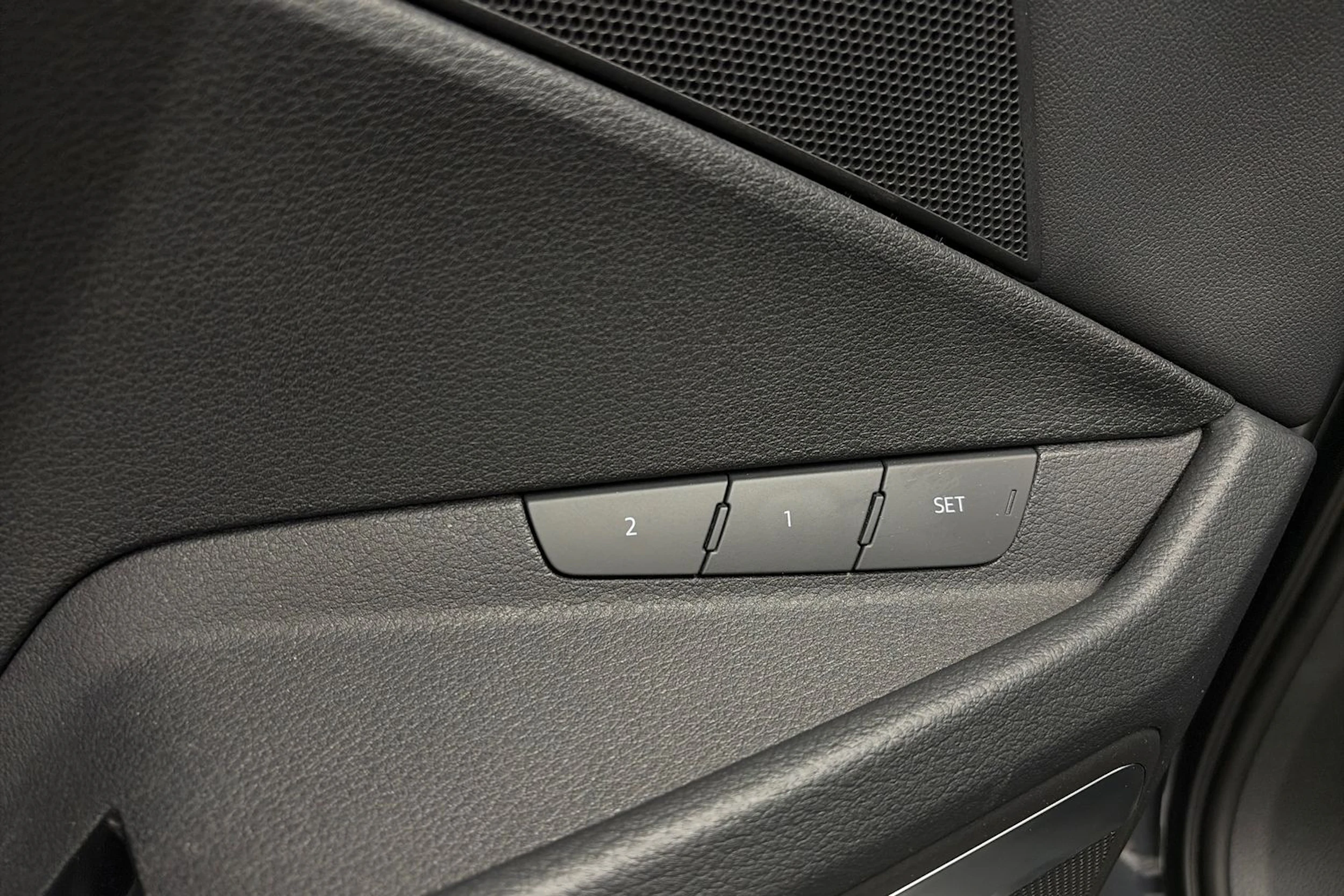 harmaa Audi Q8 e-tron 2024 kuva 14.