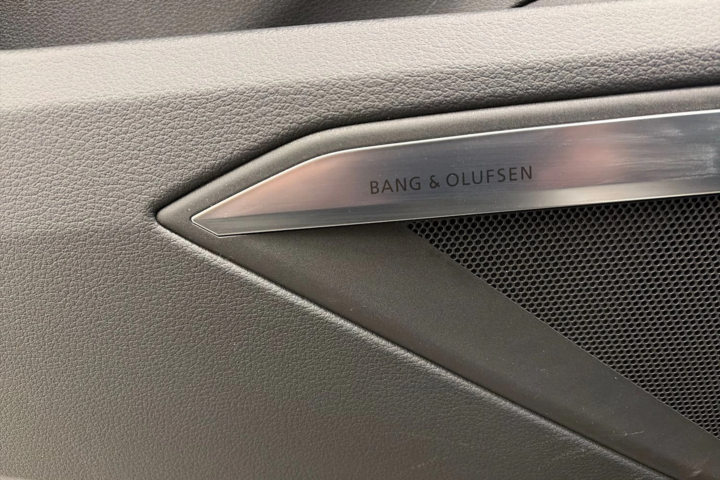 harmaa Audi Q8 e-tron 2024 kuva 16.