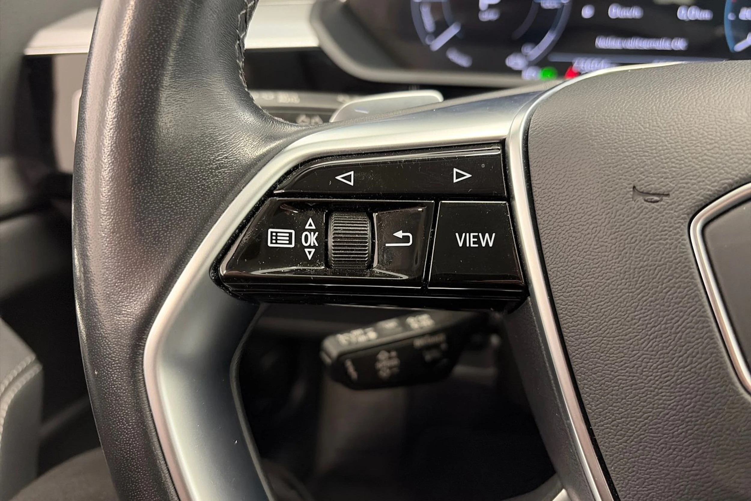 harmaa Audi Q8 e-tron 2024 kuva 18.