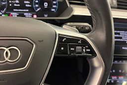 harmaa Audi Q8 e-tron 2024 kuva 19.
