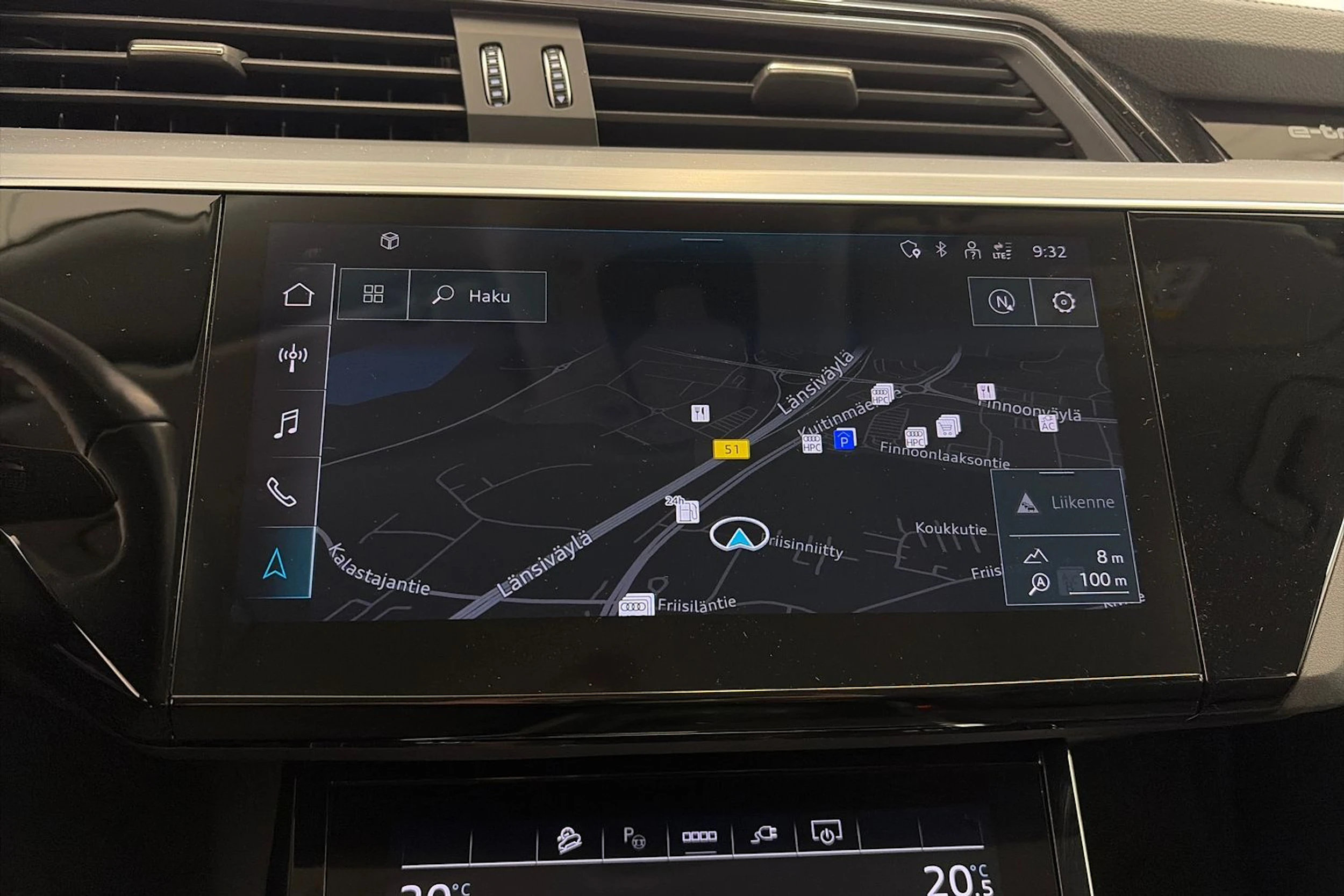 harmaa Audi Q8 e-tron 2024 kuva 21.