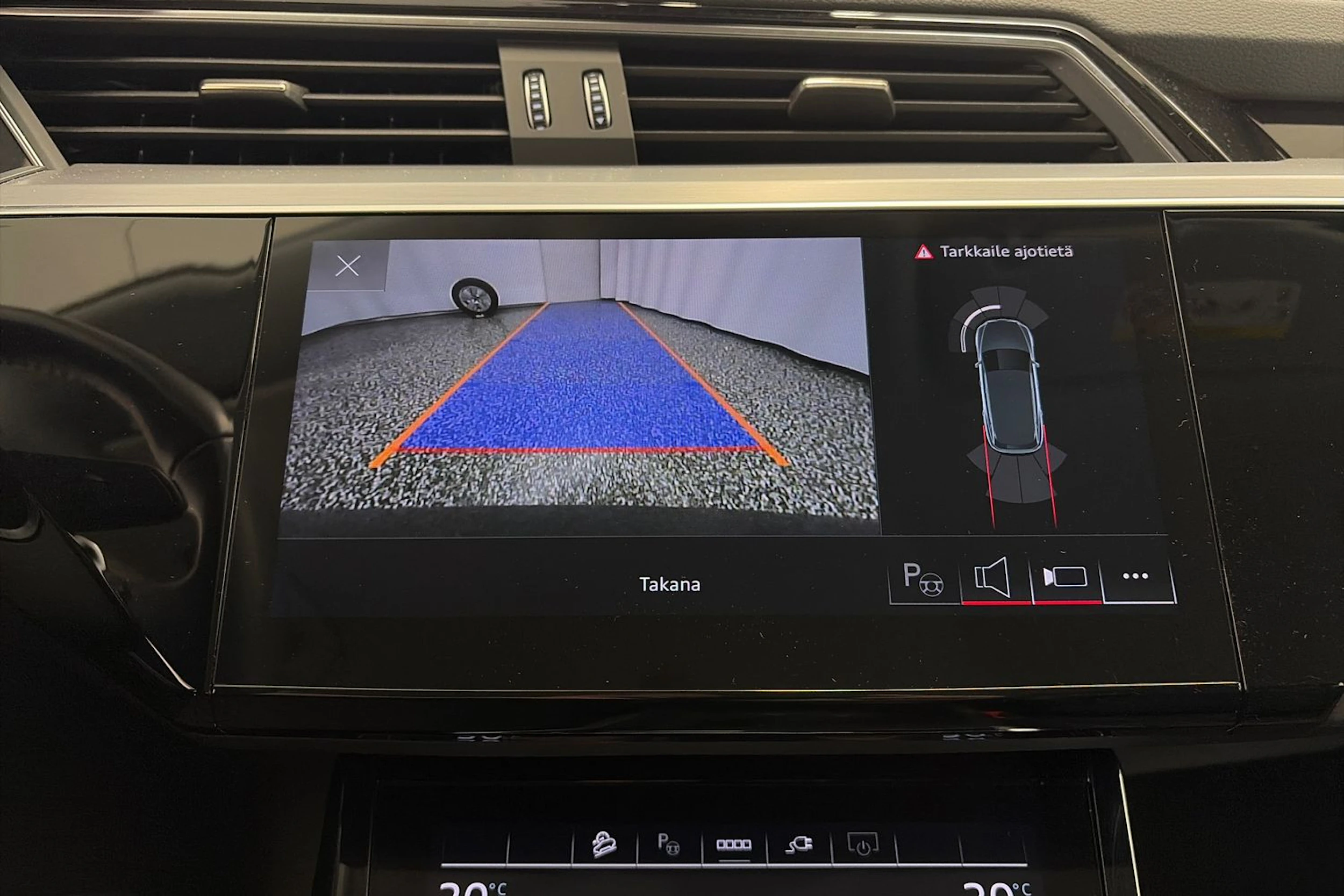 harmaa Audi Q8 e-tron 2024 kuva 22.