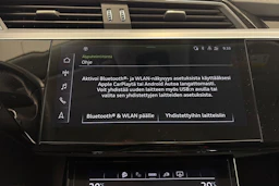 harmaa Audi Q8 e-tron 2024 kuva 23.