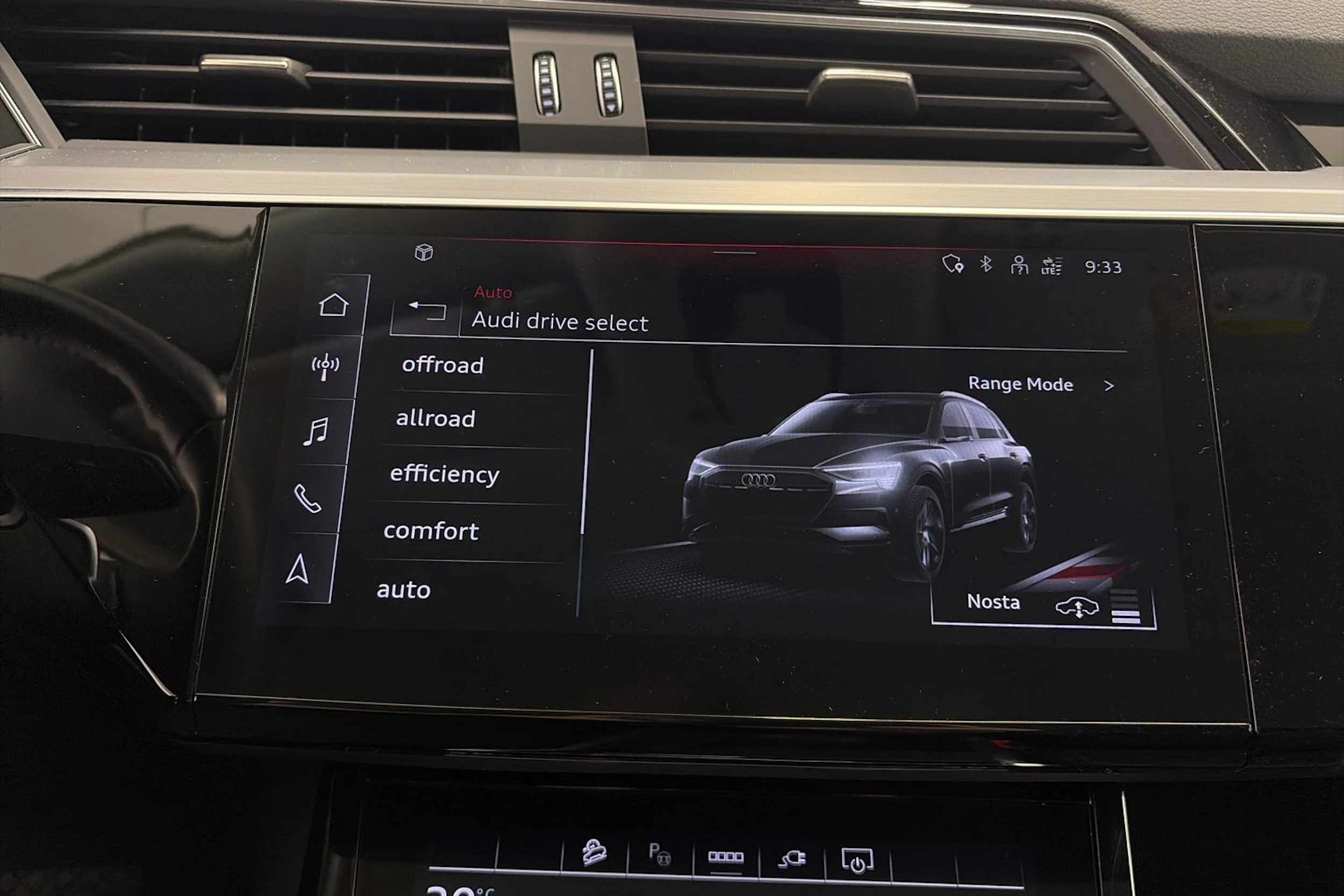 harmaa Audi Q8 e-tron 2024 kuva 24.