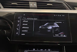 harmaa Audi Q8 e-tron 2024 kuva 24.
