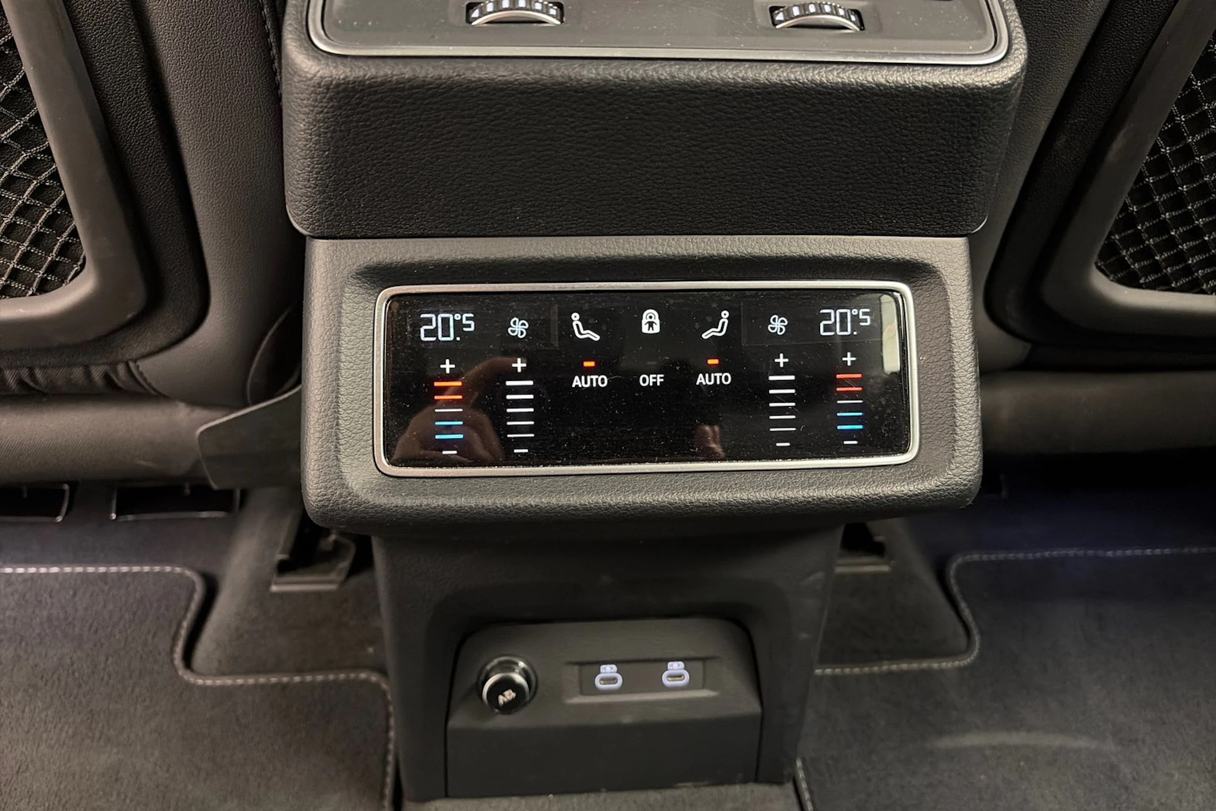 harmaa Audi Q8 e-tron 2024 kuva 27.
