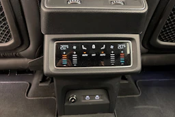 harmaa Audi Q8 e-tron 2024 kuva 27.