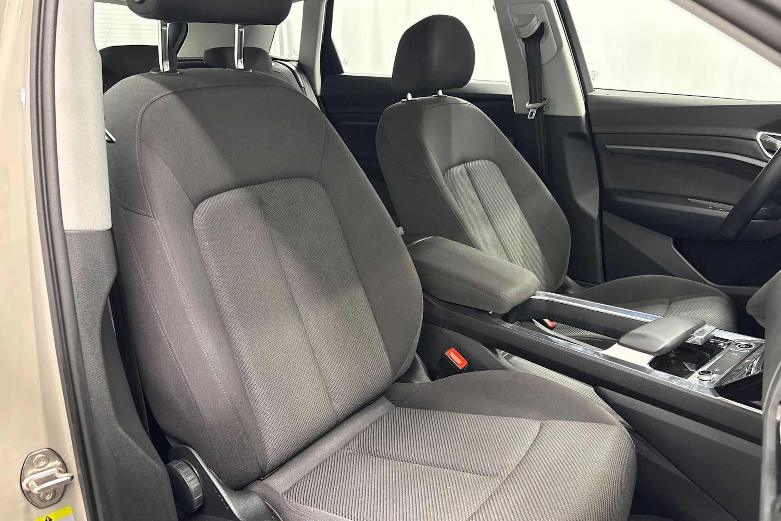 met. ruskea (beige) Audi Q8 e-tron 2024 kuva 11.