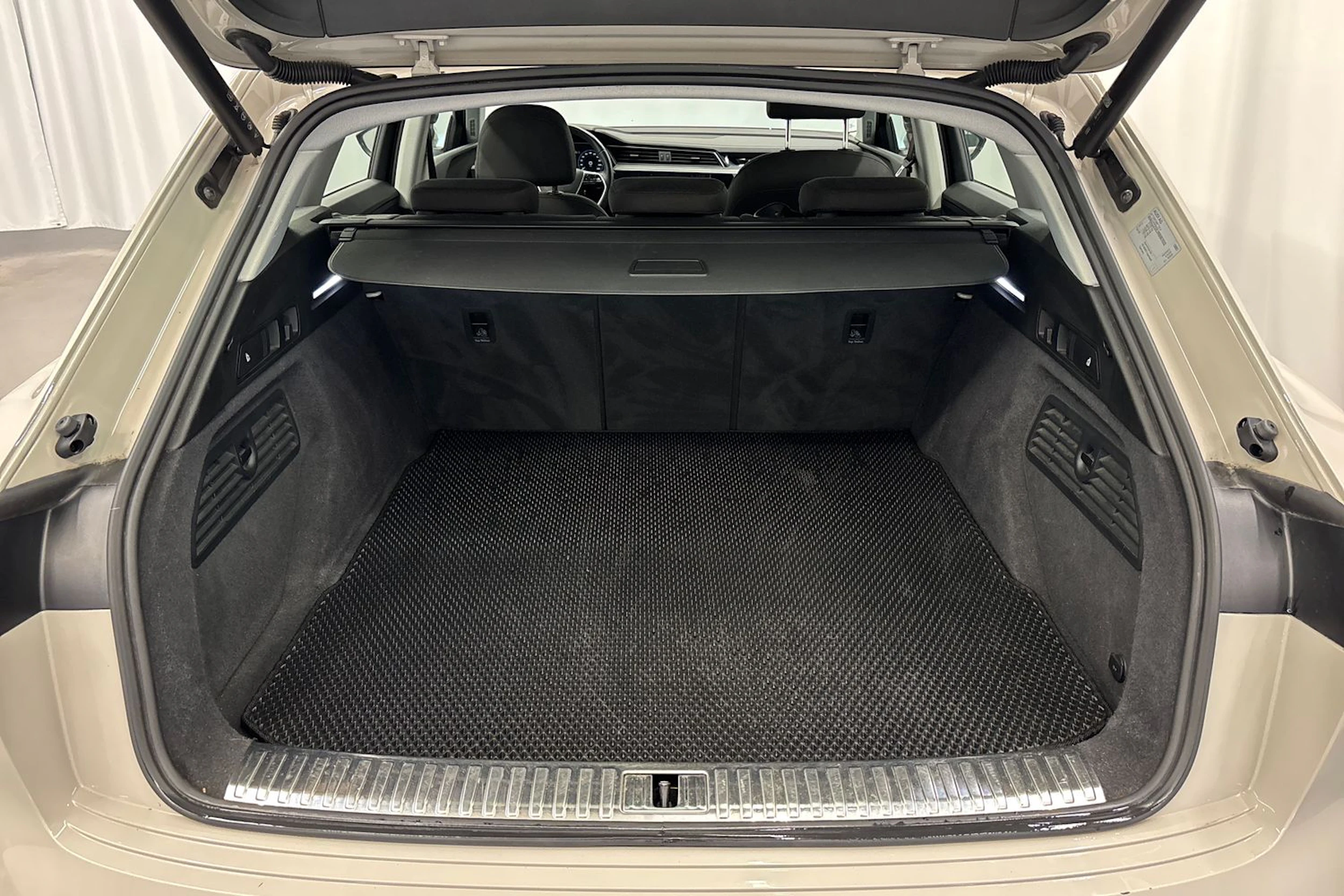 met. ruskea (beige) Audi Q8 e-tron 2024 kuva 13.