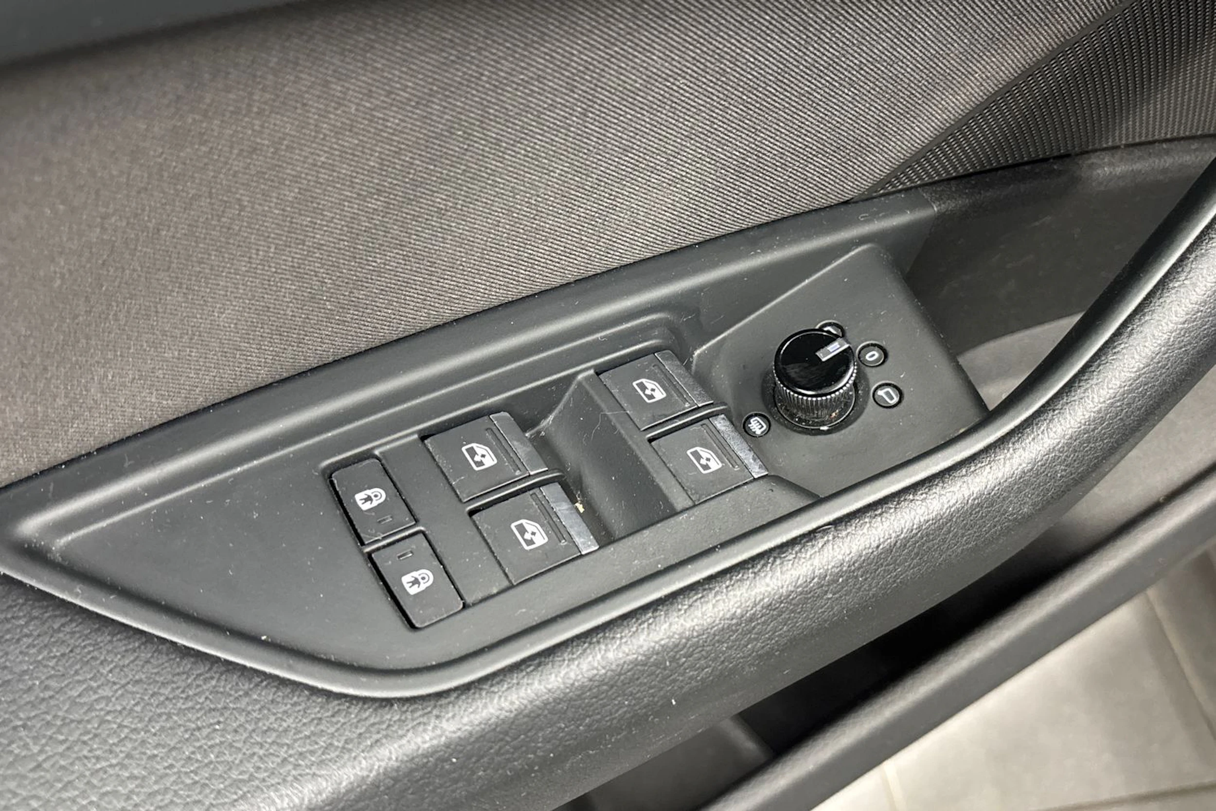 met. ruskea (beige) Audi Q8 e-tron 2024 kuva 16.