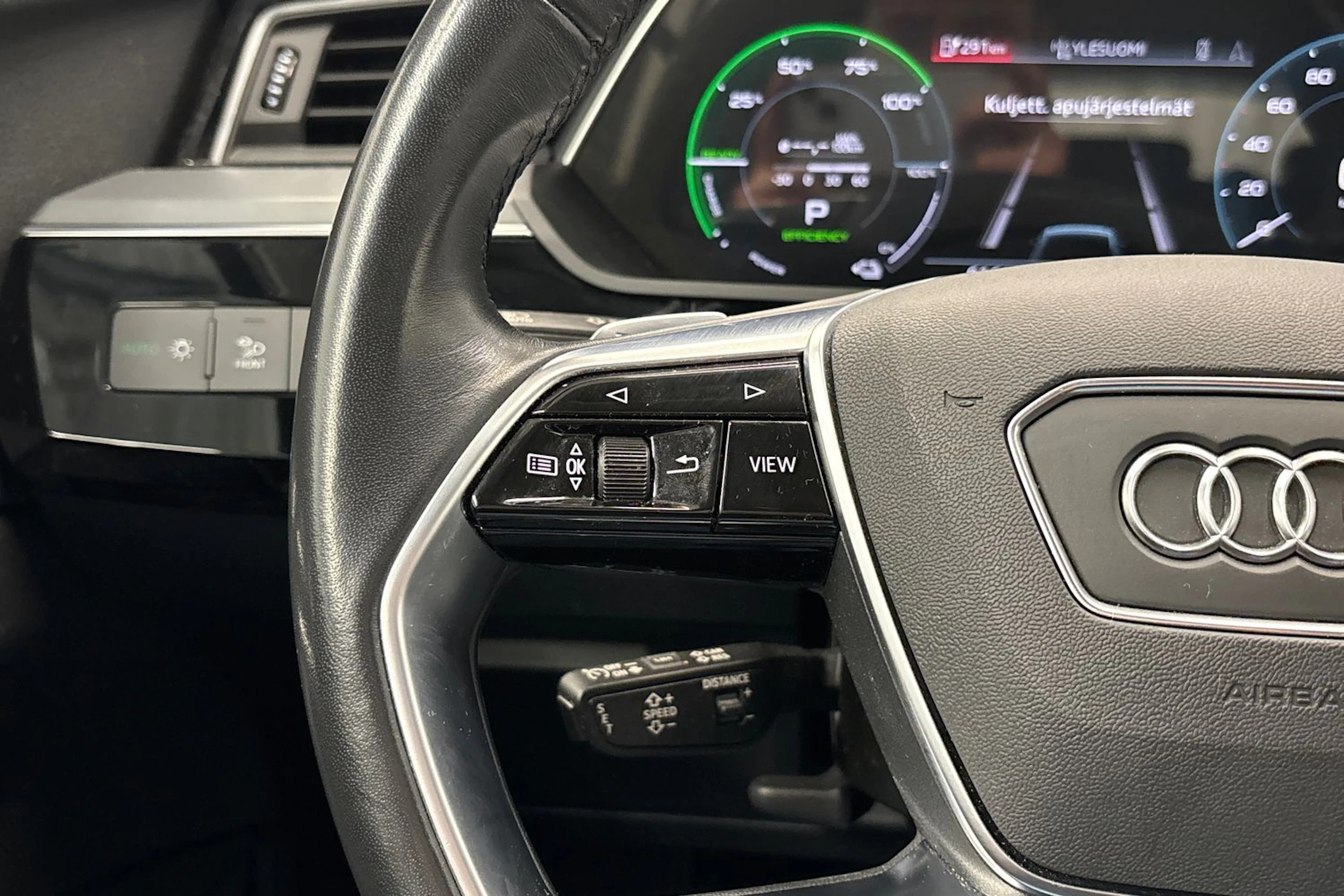 met. ruskea (beige) Audi Q8 e-tron 2024 kuva 18.