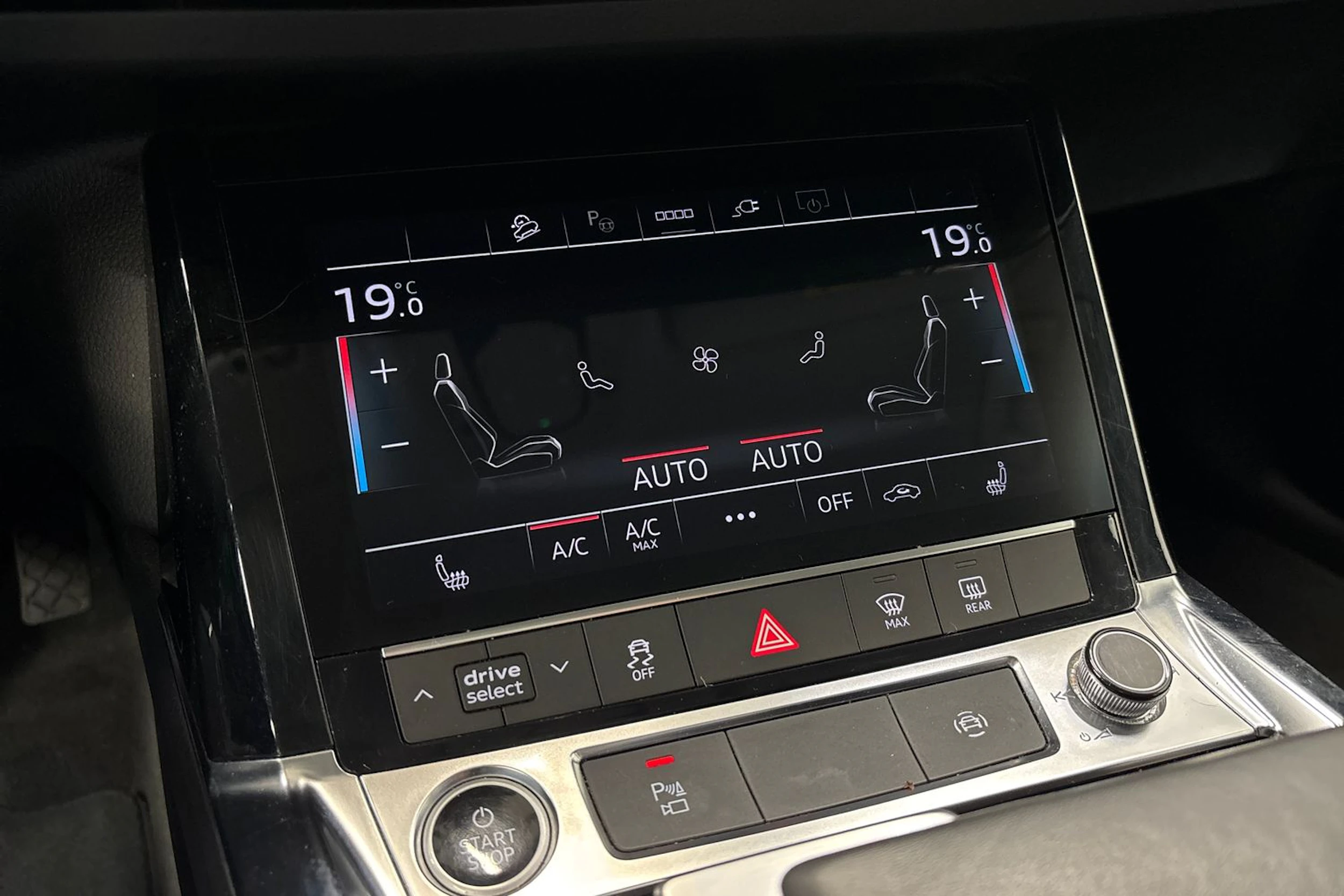 met. ruskea (beige) Audi Q8 e-tron 2024 kuva 26.