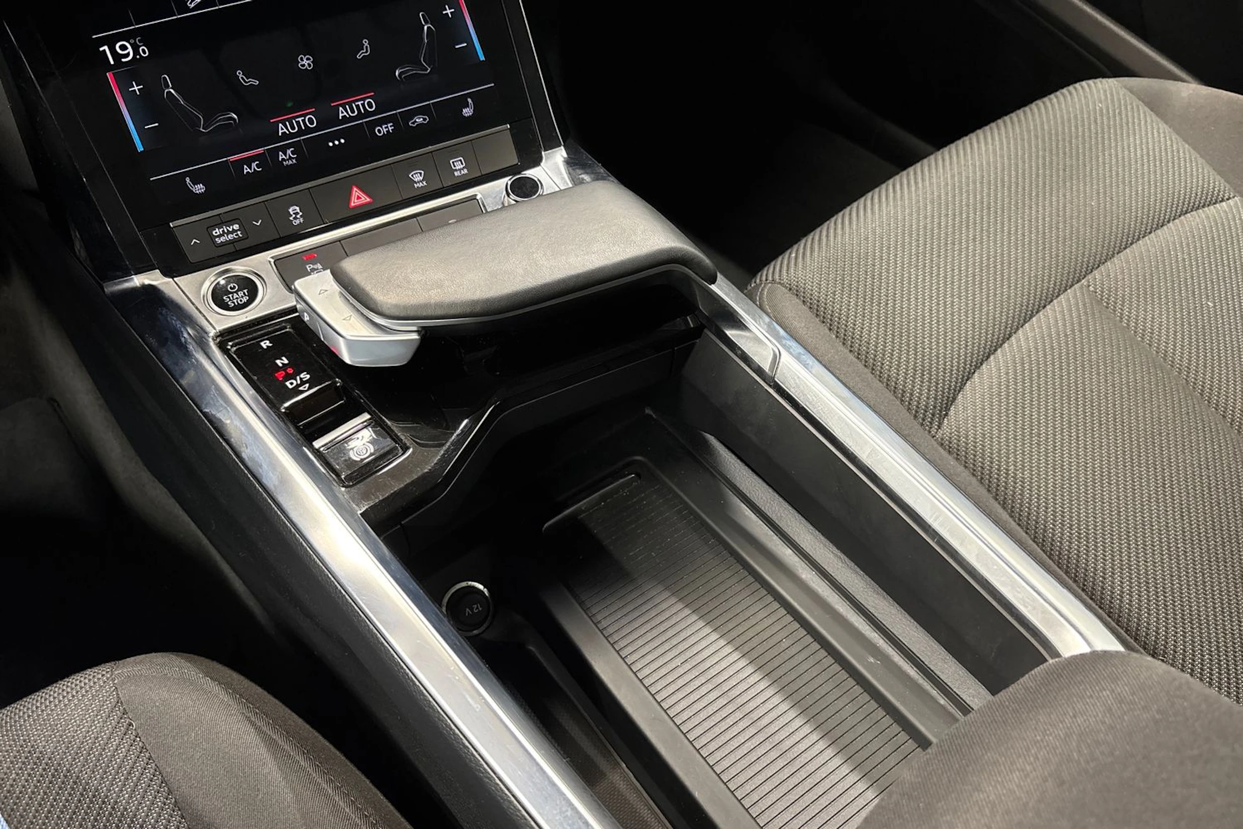 met. ruskea (beige) Audi Q8 e-tron 2024 kuva 27.