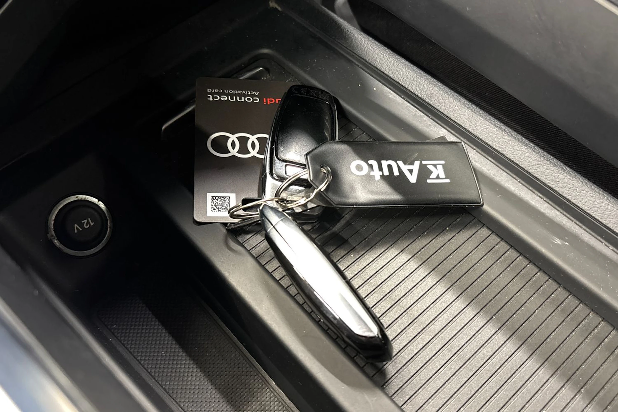 met. ruskea (beige) Audi Q8 e-tron 2024 kuva 28.