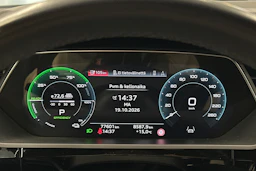 musta Audi Q8 e-tron 2024 kuva 12.