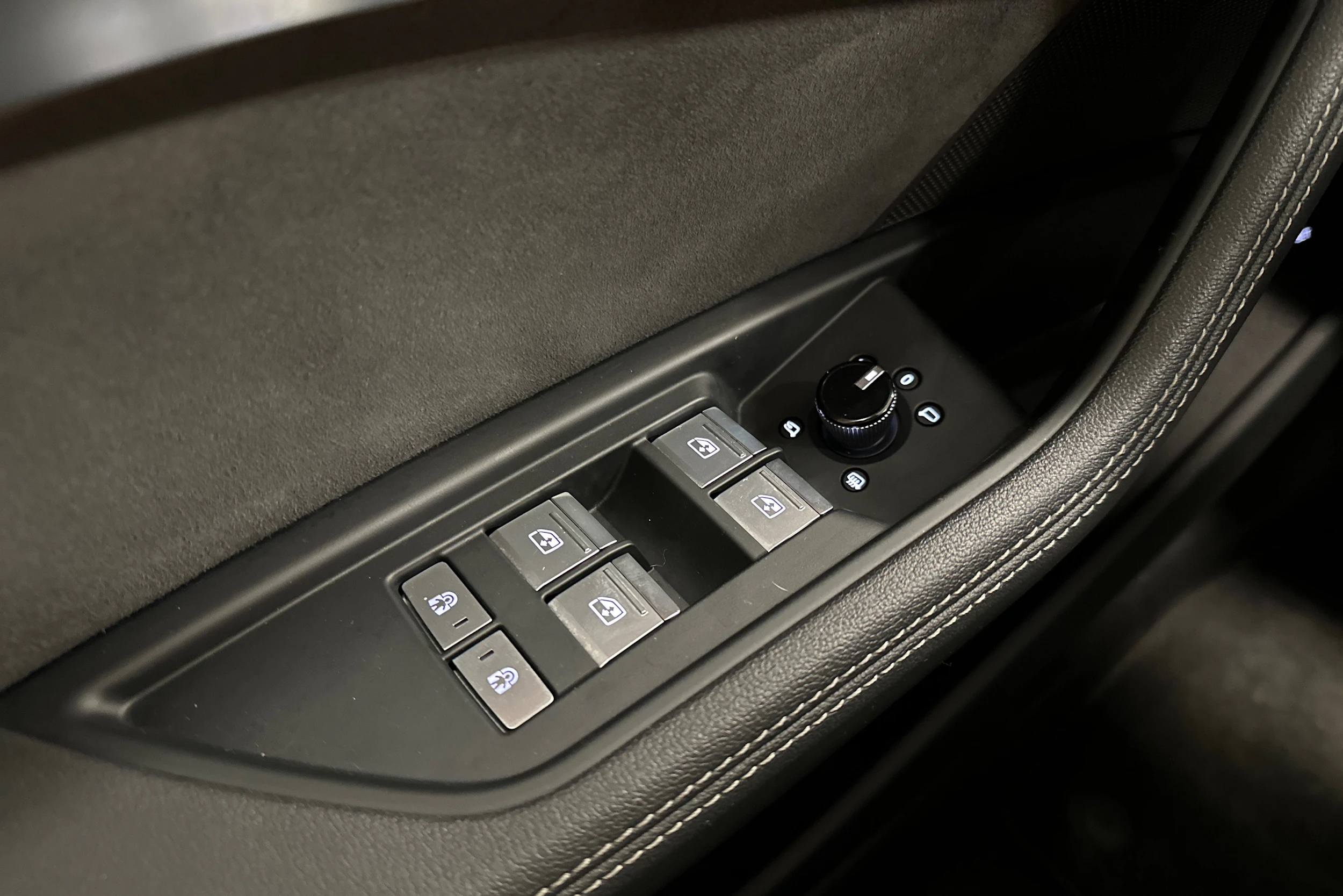 musta Audi Q8 e-tron 2024 kuva 13.