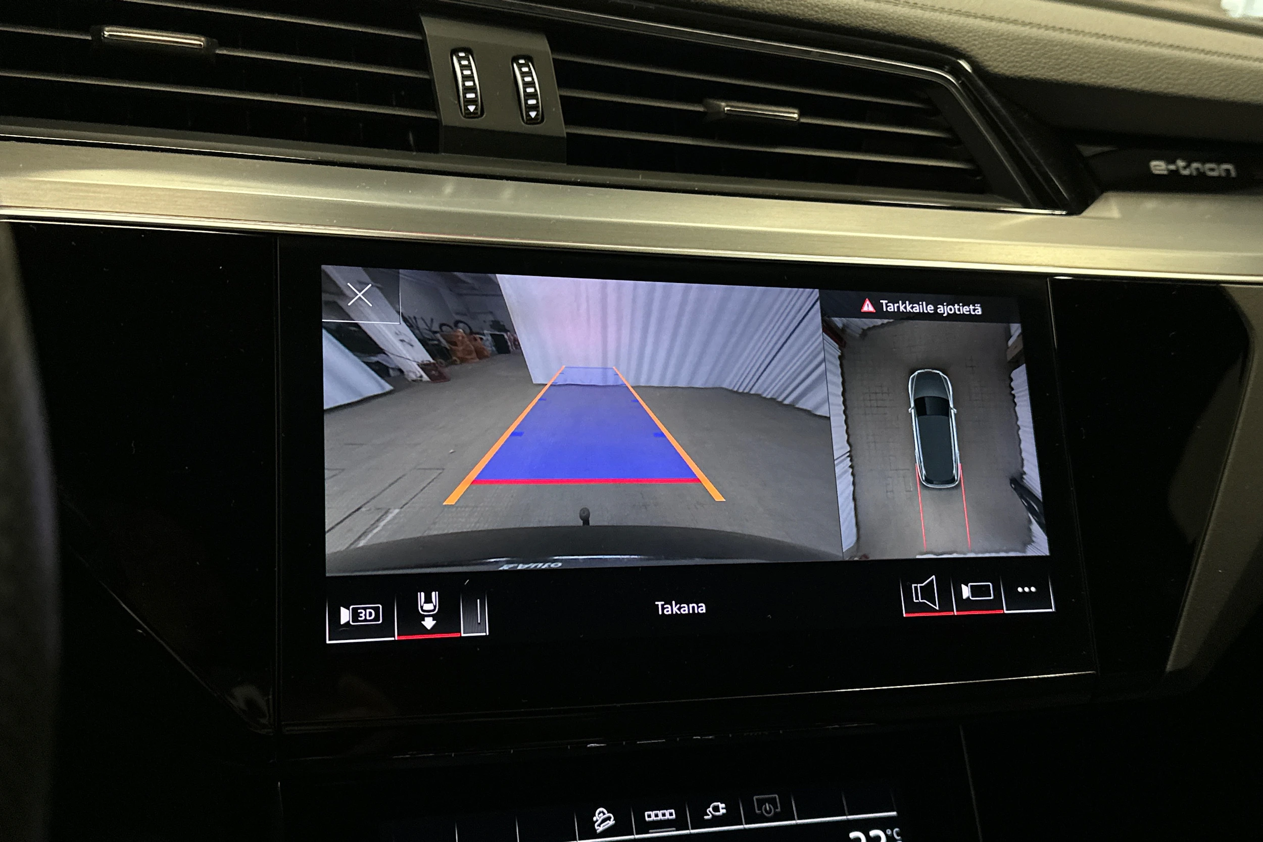 musta Audi Q8 e-tron 2024 kuva 14.