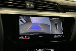 musta Audi Q8 e-tron 2024 kuva 14.