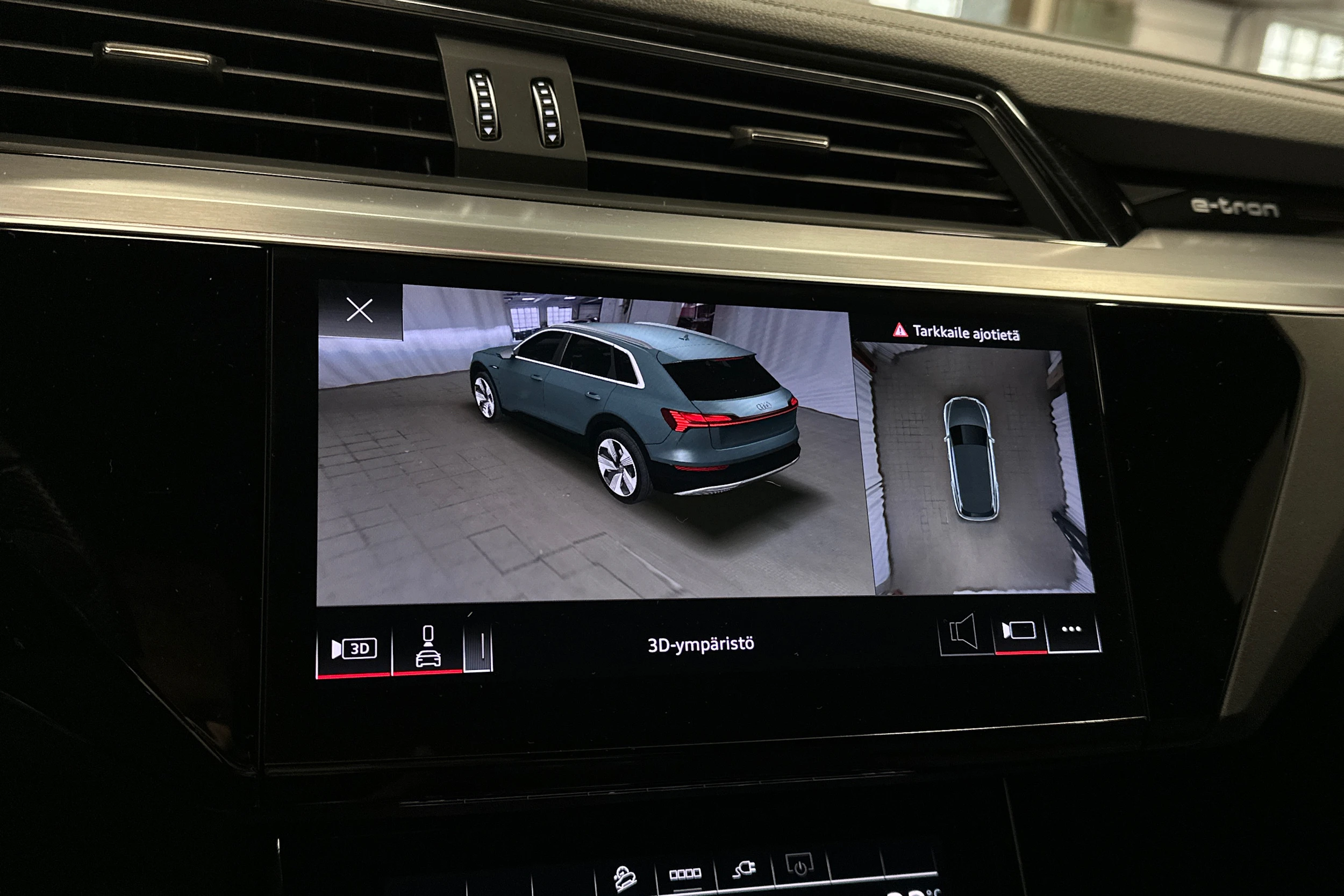 musta Audi Q8 e-tron 2024 kuva 15.