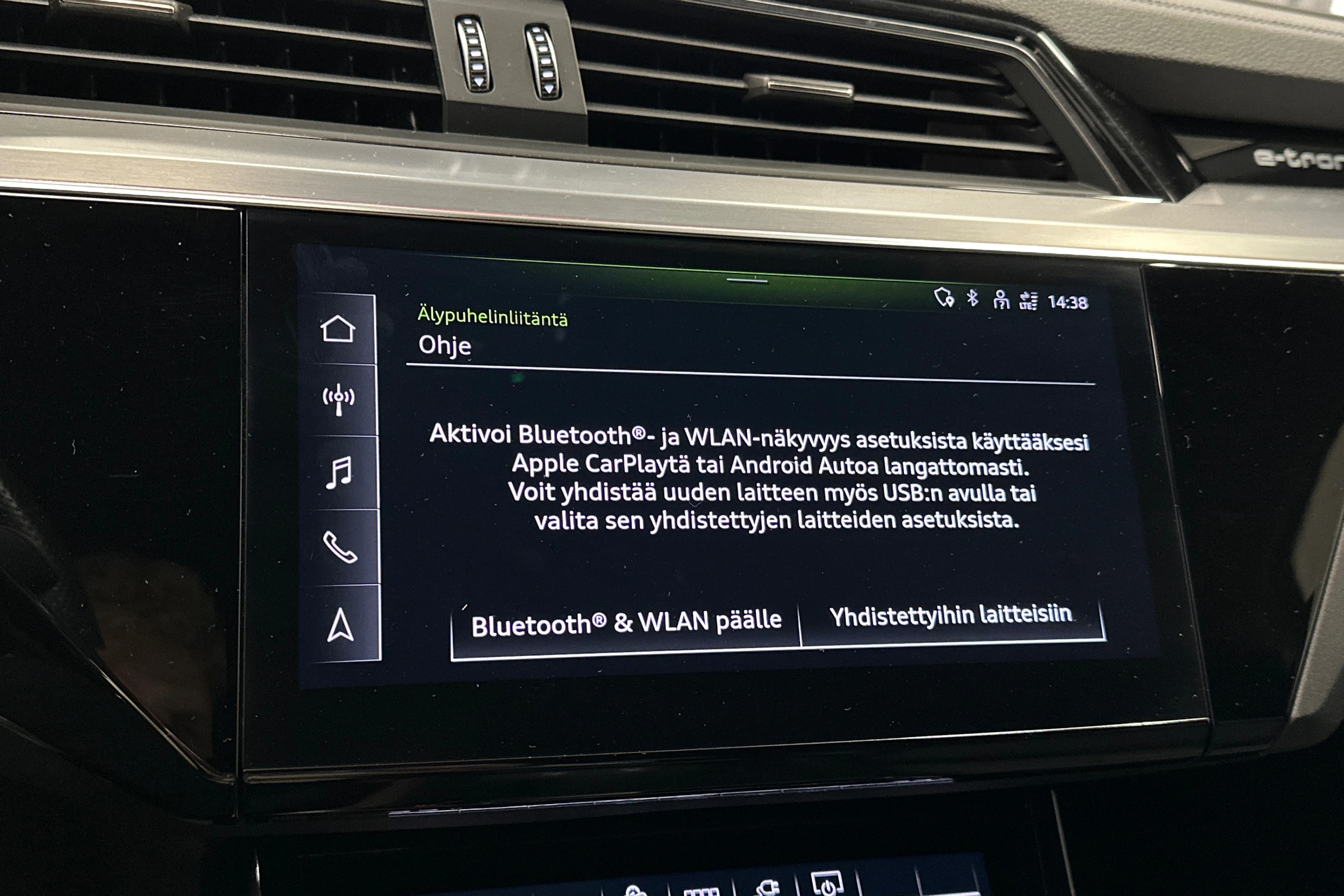 musta Audi Q8 e-tron 2024 kuva 16.
