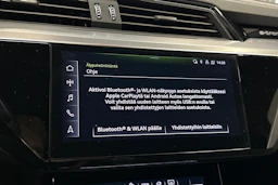 musta Audi Q8 e-tron 2024 kuva 16.