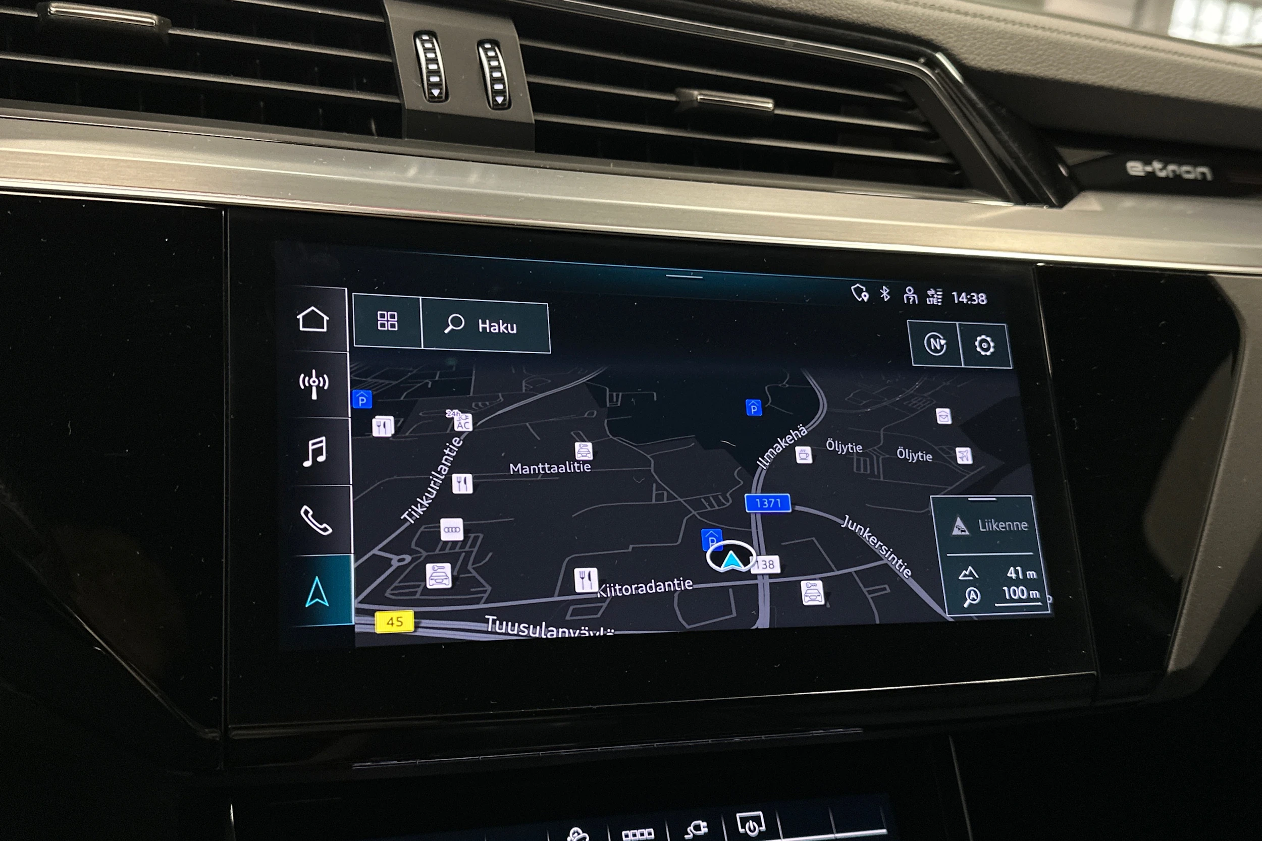 musta Audi Q8 e-tron 2024 kuva 17.