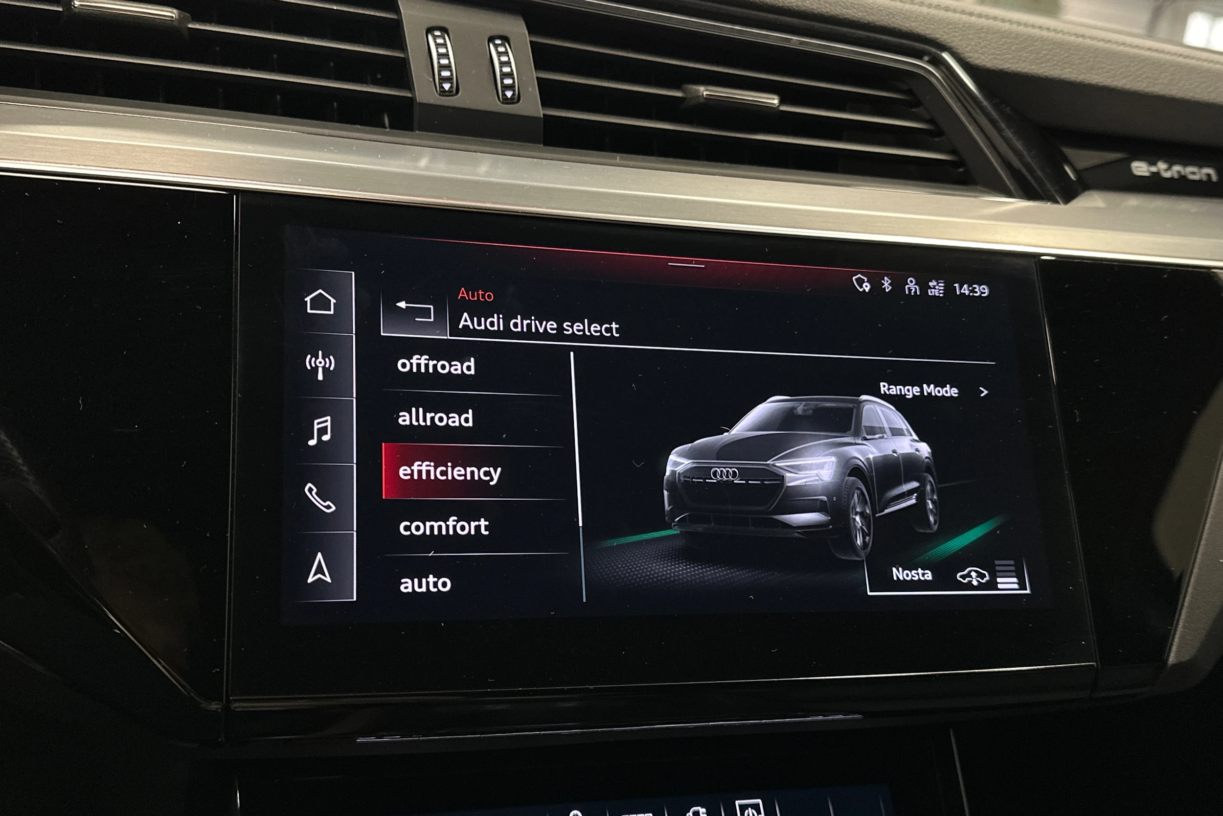 musta Audi Q8 e-tron 2024 kuva 18.