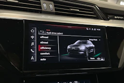 musta Audi Q8 e-tron 2024 kuva 18.