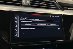 musta Audi Q8 e-tron 2024 kuva 20.