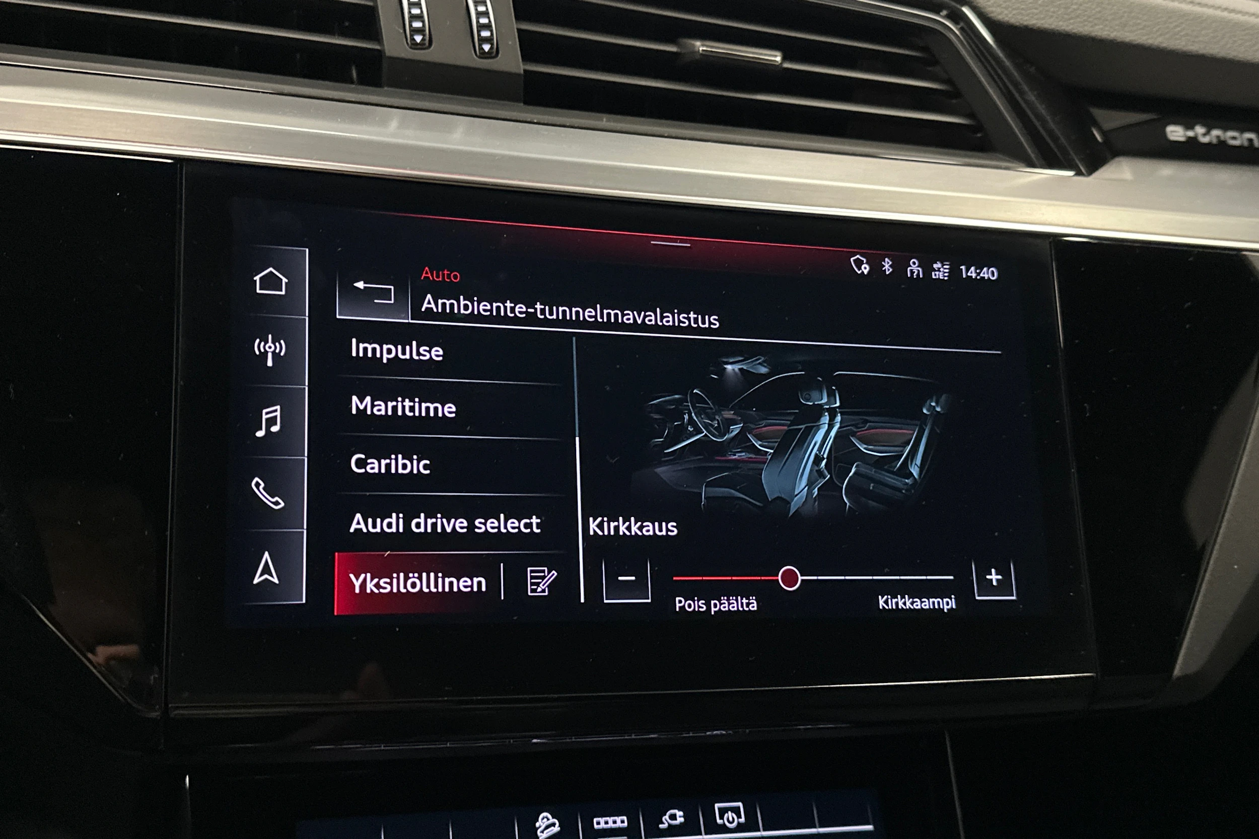 musta Audi Q8 e-tron 2024 kuva 21.