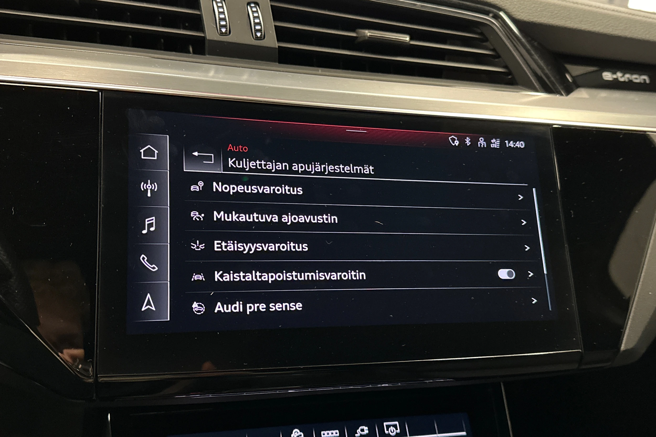 musta Audi Q8 e-tron 2024 kuva 22.