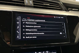 musta Audi Q8 e-tron 2024 kuva 22.
