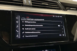 musta Audi Q8 e-tron 2024 kuva 23.