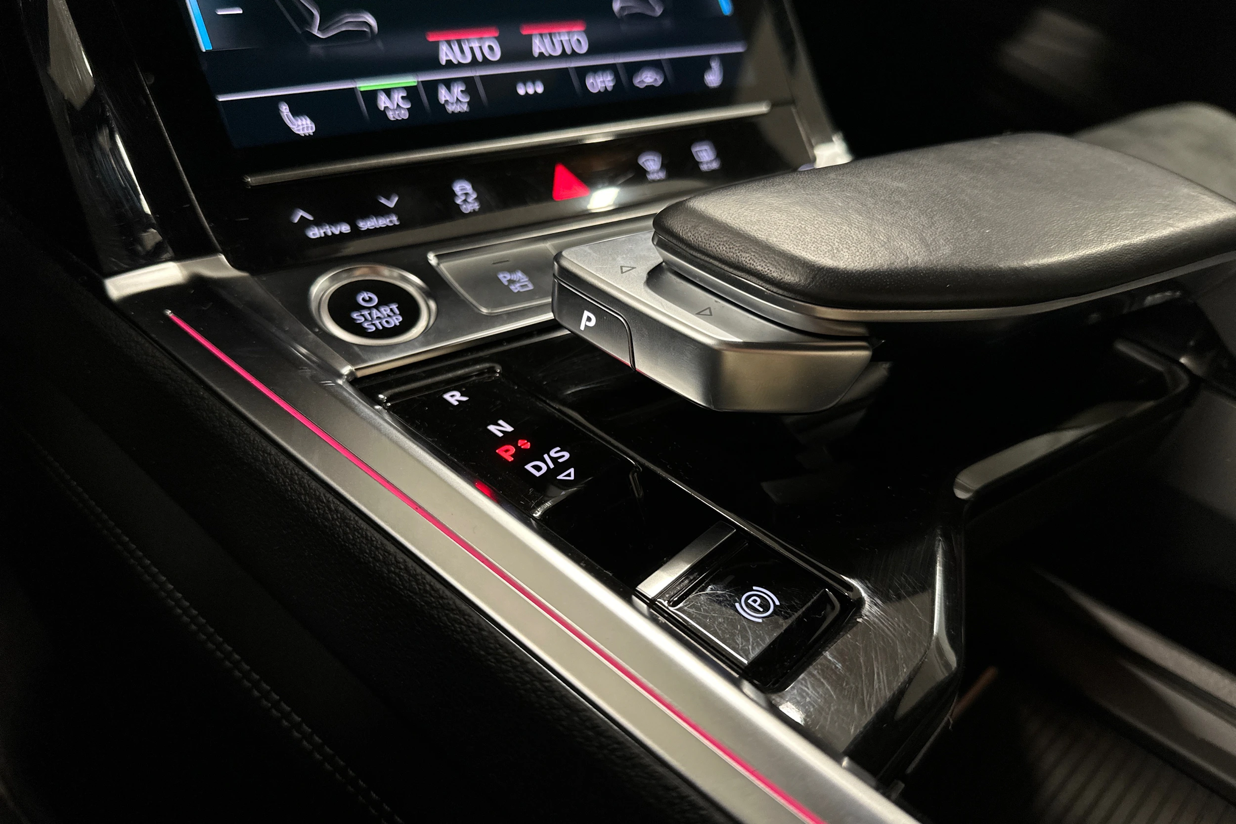 musta Audi Q8 e-tron 2024 kuva 25.