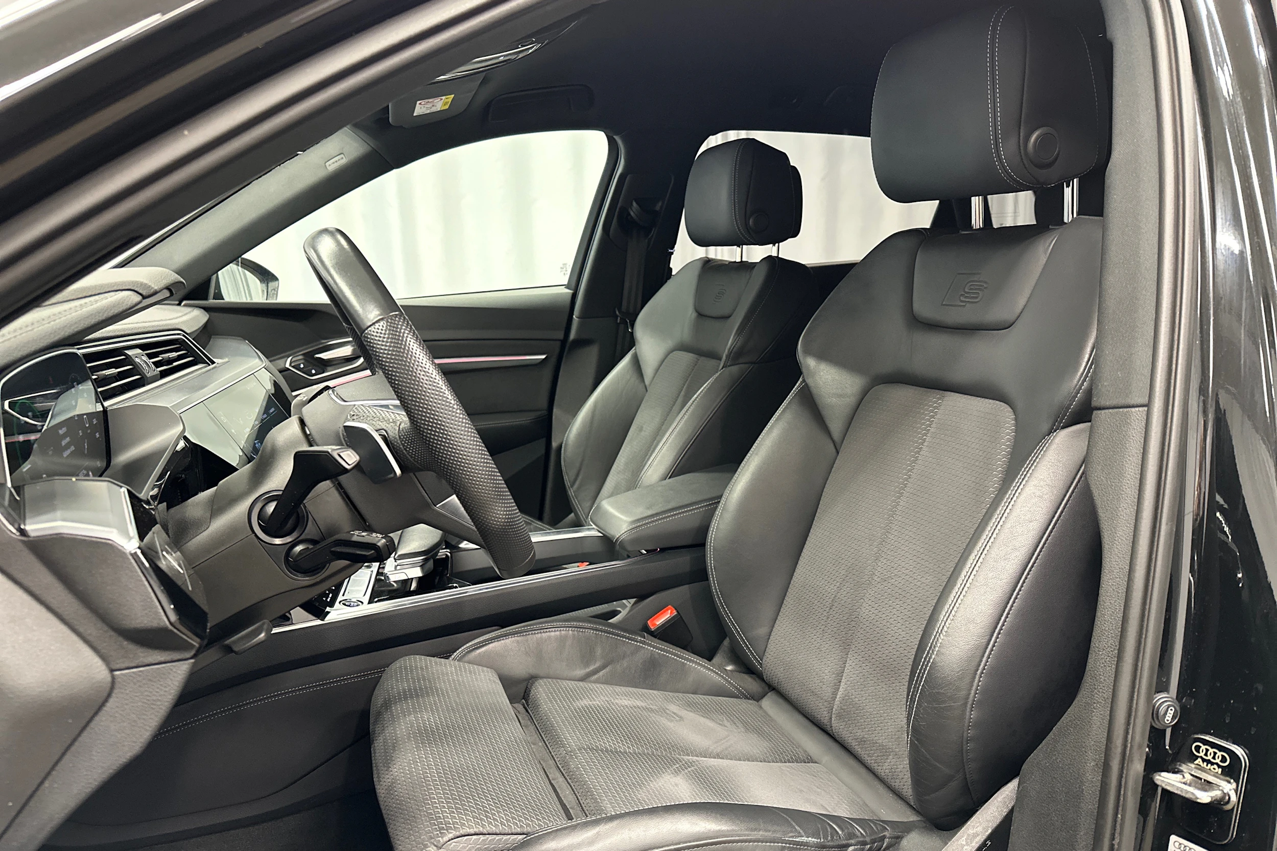 musta Audi Q8 e-tron 2024 kuva 26.