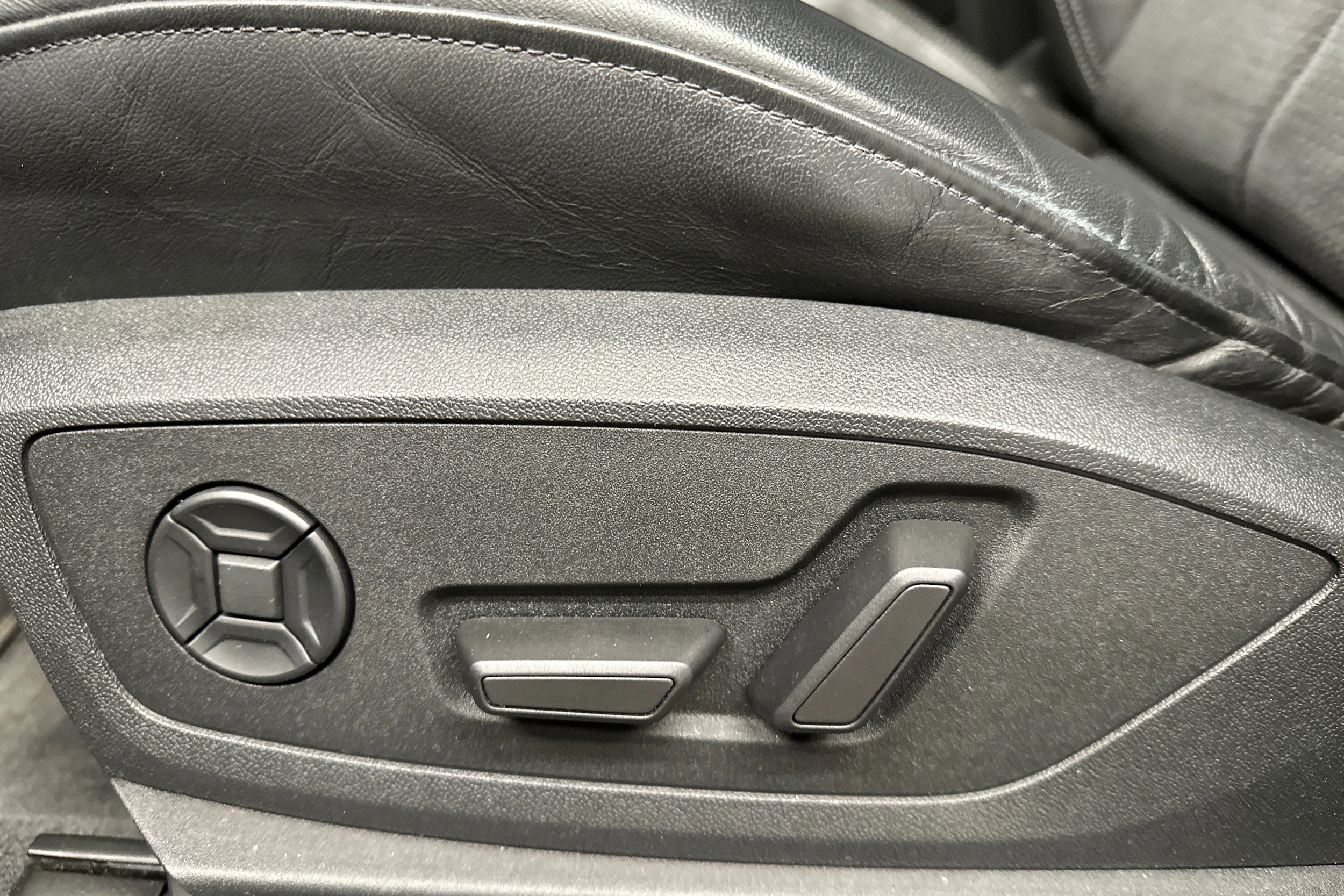 musta Audi Q8 e-tron 2024 kuva 27.